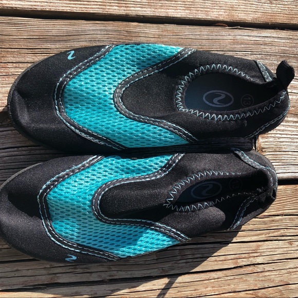 Water shoes!!! 🐸 💦 🌺 🌱 💧 - Picture 3 of 6